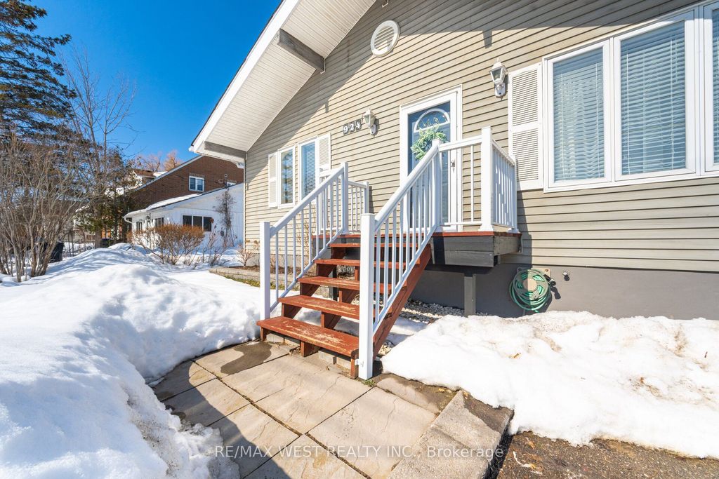 Photo of 924 Vicrol Drive, Innisfil, ON L9S 1V4 (MLS # N12857932)