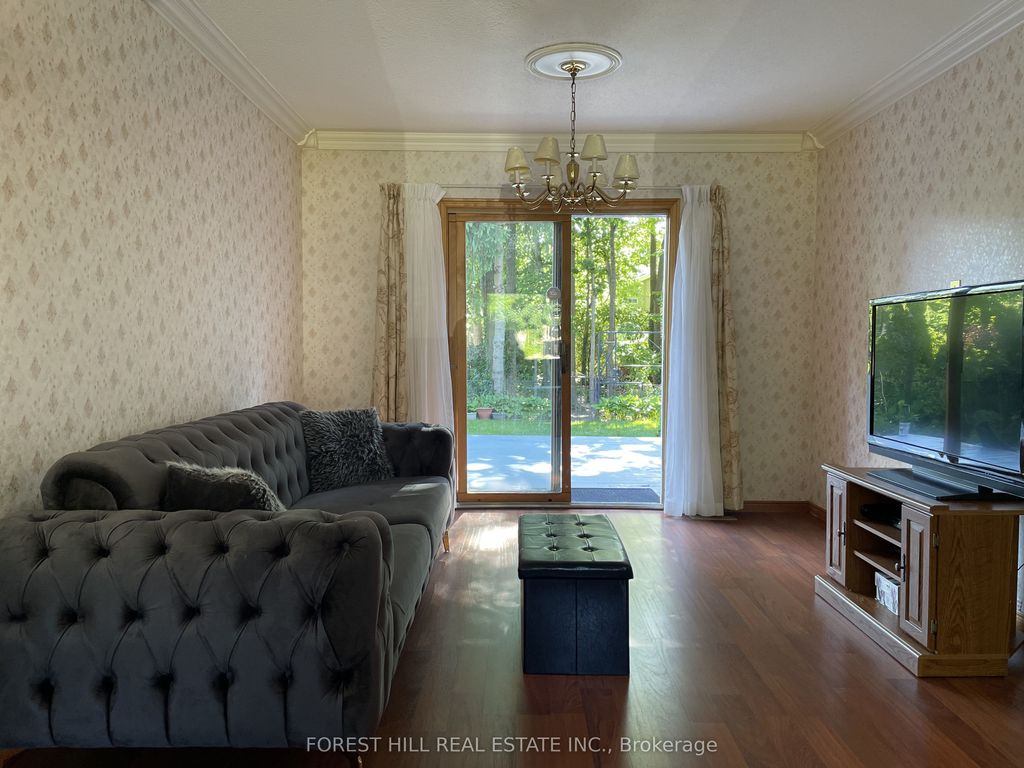 Photo of 176 Golfview Road, London South, ON N6C 5V4 (MLS # X13075038)
