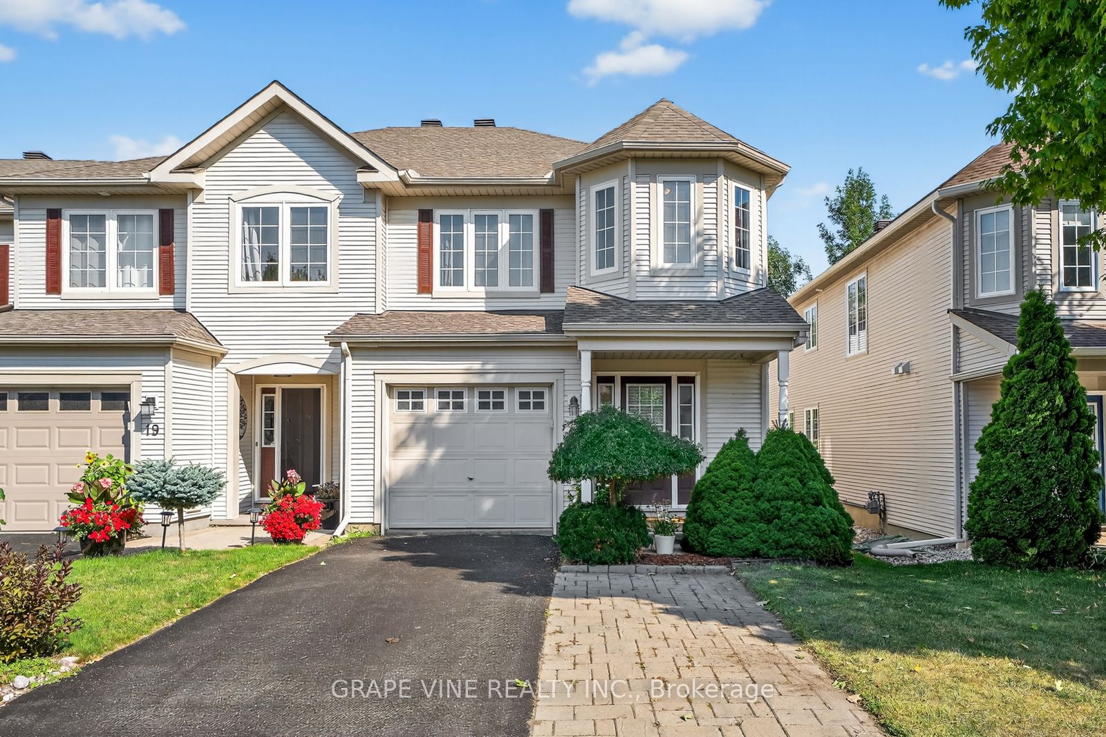 Photo 1 of 32 — 21 Fieldberry Private, Barrhaven, ON K2J 5E8
