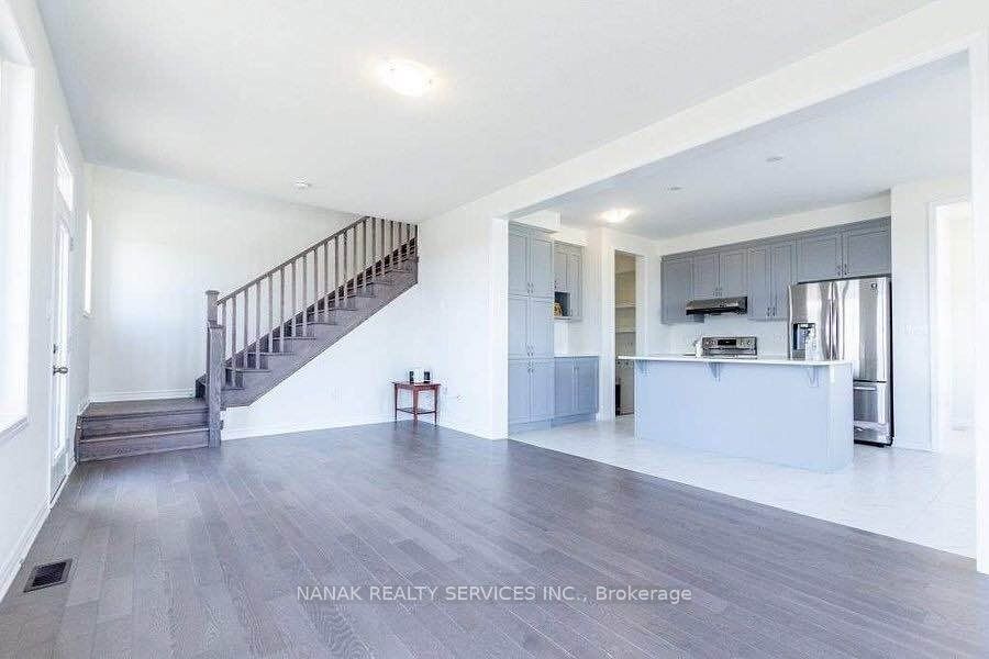 583 Queen Mary Drive UPPER