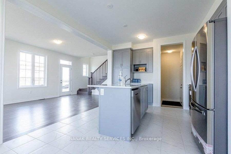 583 Queen Mary Drive UPPER