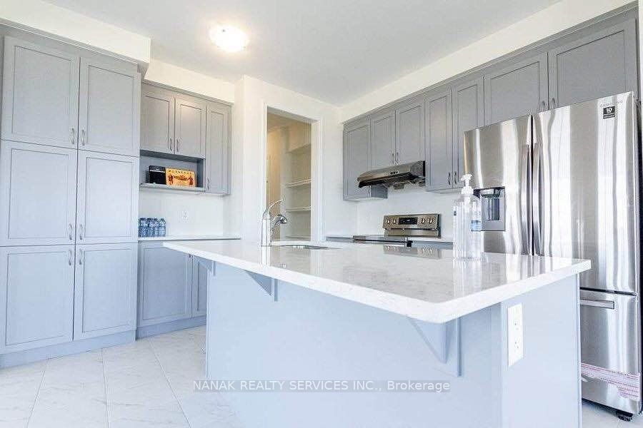 583 Queen Mary Drive UPPER