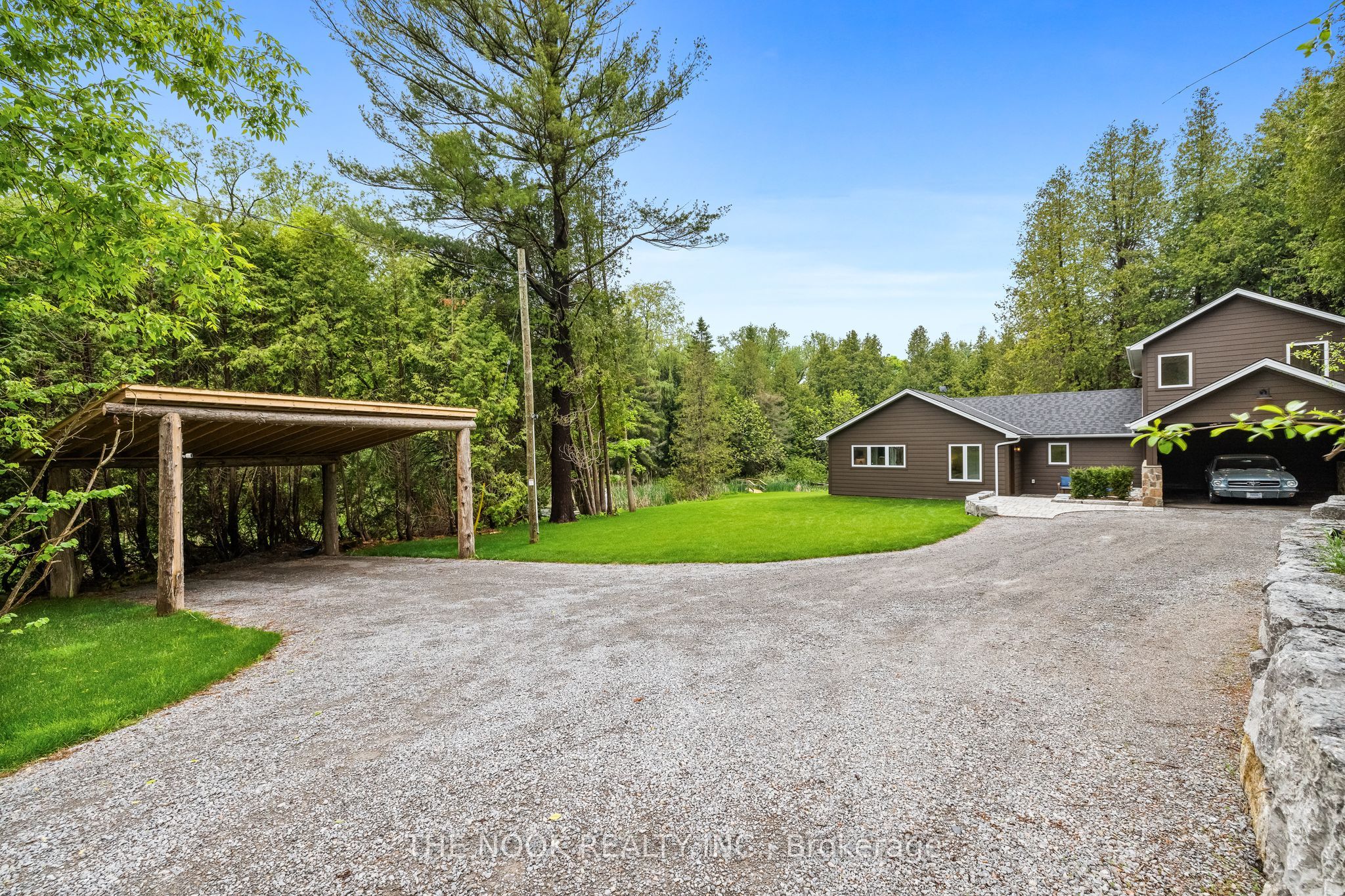 662 Raglan Road W