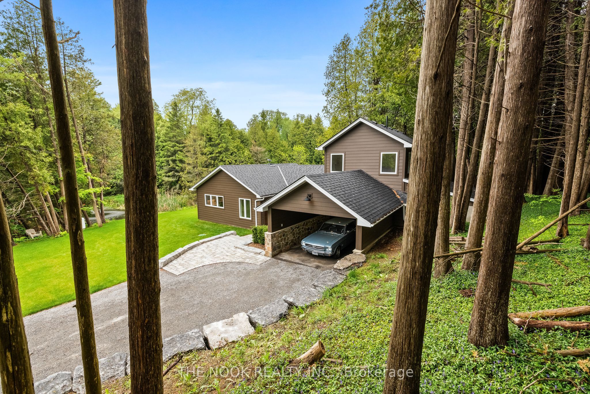 662 Raglan Road W