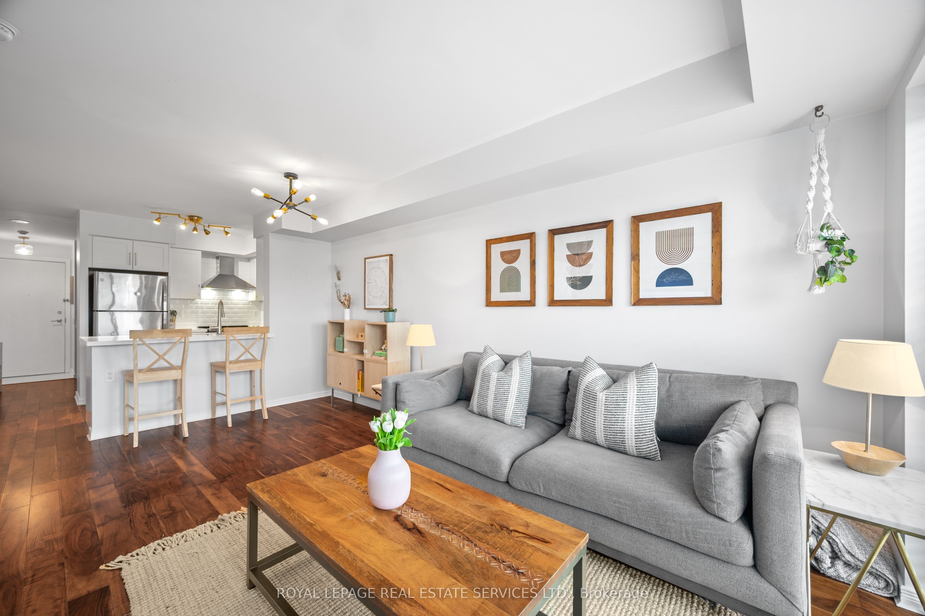 Toronto, ON M6P 5A2, Canada, 2 Bedrooms Bedrooms, ,1 BathroomBathrooms,Residential,Active,147981