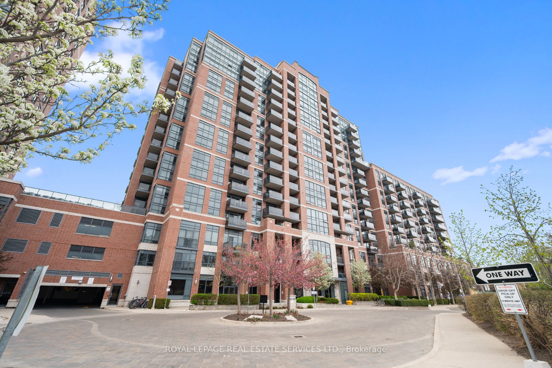 Toronto, ON M6P 5A2, Canada, 2 Bedrooms Bedrooms, ,1 BathroomBathrooms,Residential,Active,147981