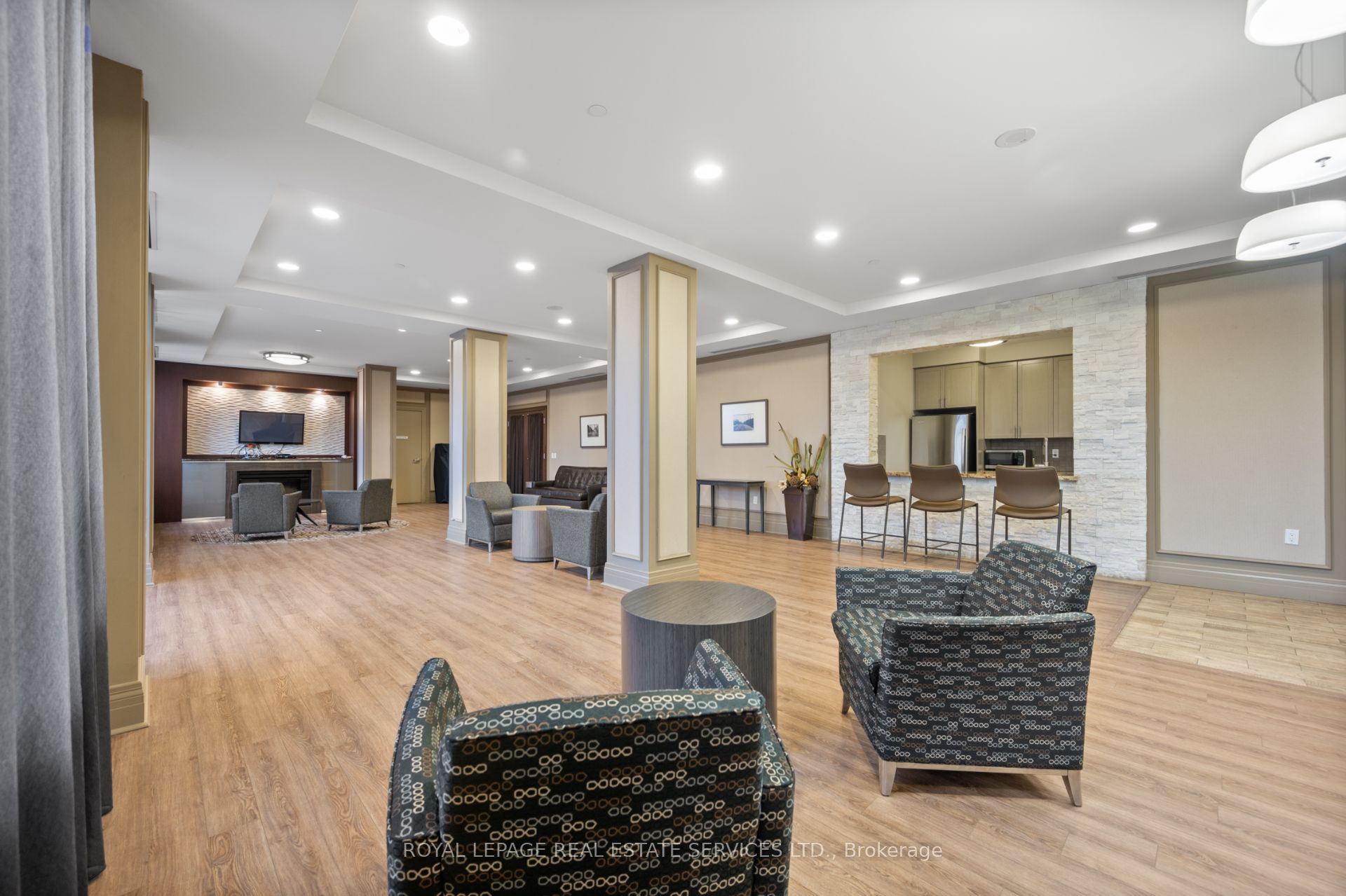 Toronto, ON M6P 5A2, Canada, 2 Bedrooms Bedrooms, ,1 BathroomBathrooms,Residential,Active,147981