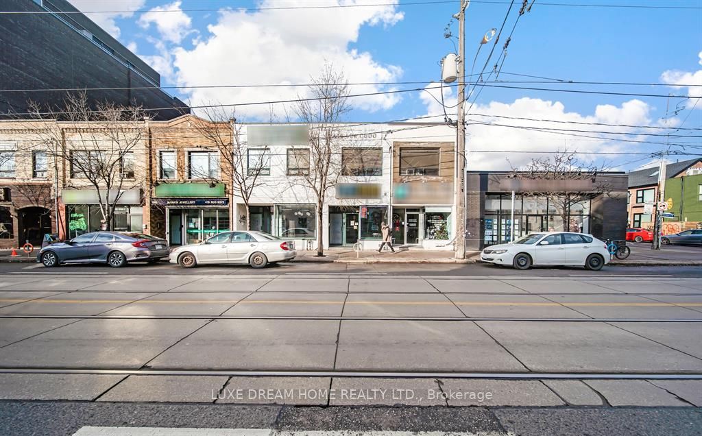 844 Dundas Street W