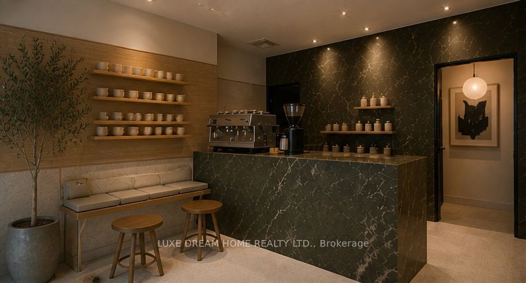 844 Dundas Street W