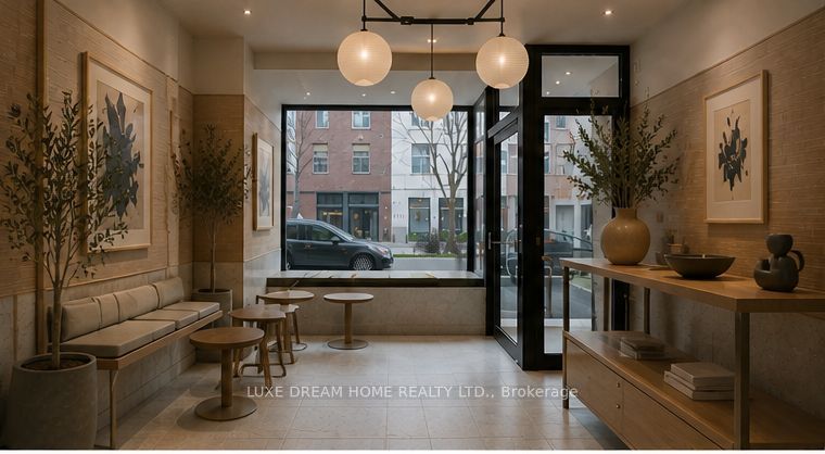 844 Dundas Street W