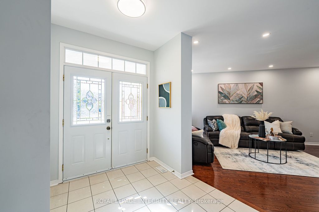 Photo of 102 WHITESTONE Drive, Carlington - Central Park, ON K2C 4C5 (MLS # X13153216)