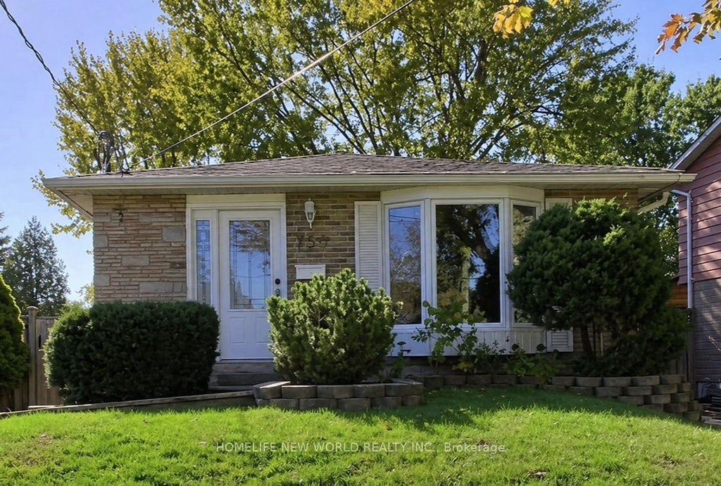 Photo of 756 Elgin Street, Newmarket, ON L3Y 3B8 (MLS # N13553894)