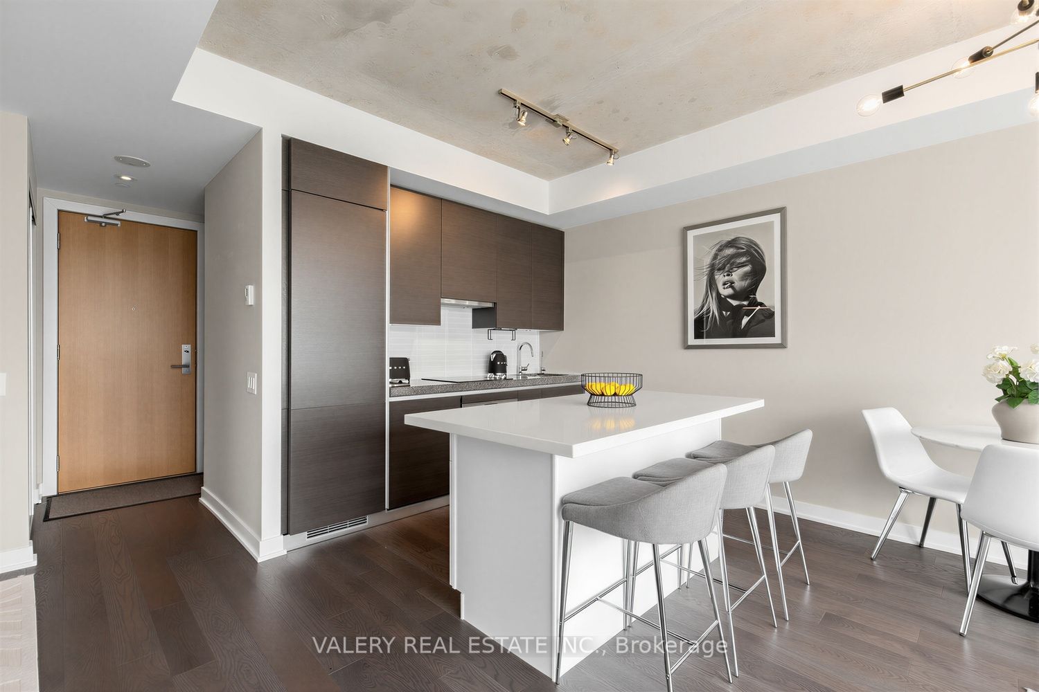 629 King Street W 1022
