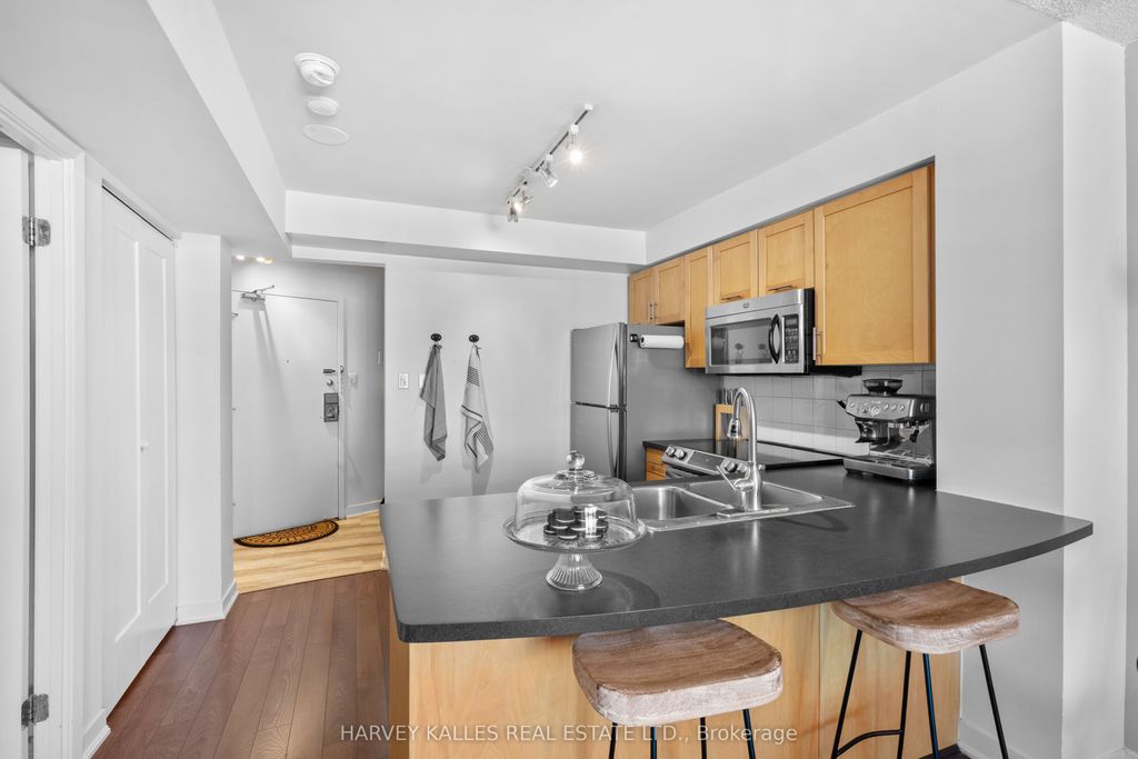 Photo of 650 Queens Quay W #803, Toronto, ON M5V 3N2 (MLS # C13142982)