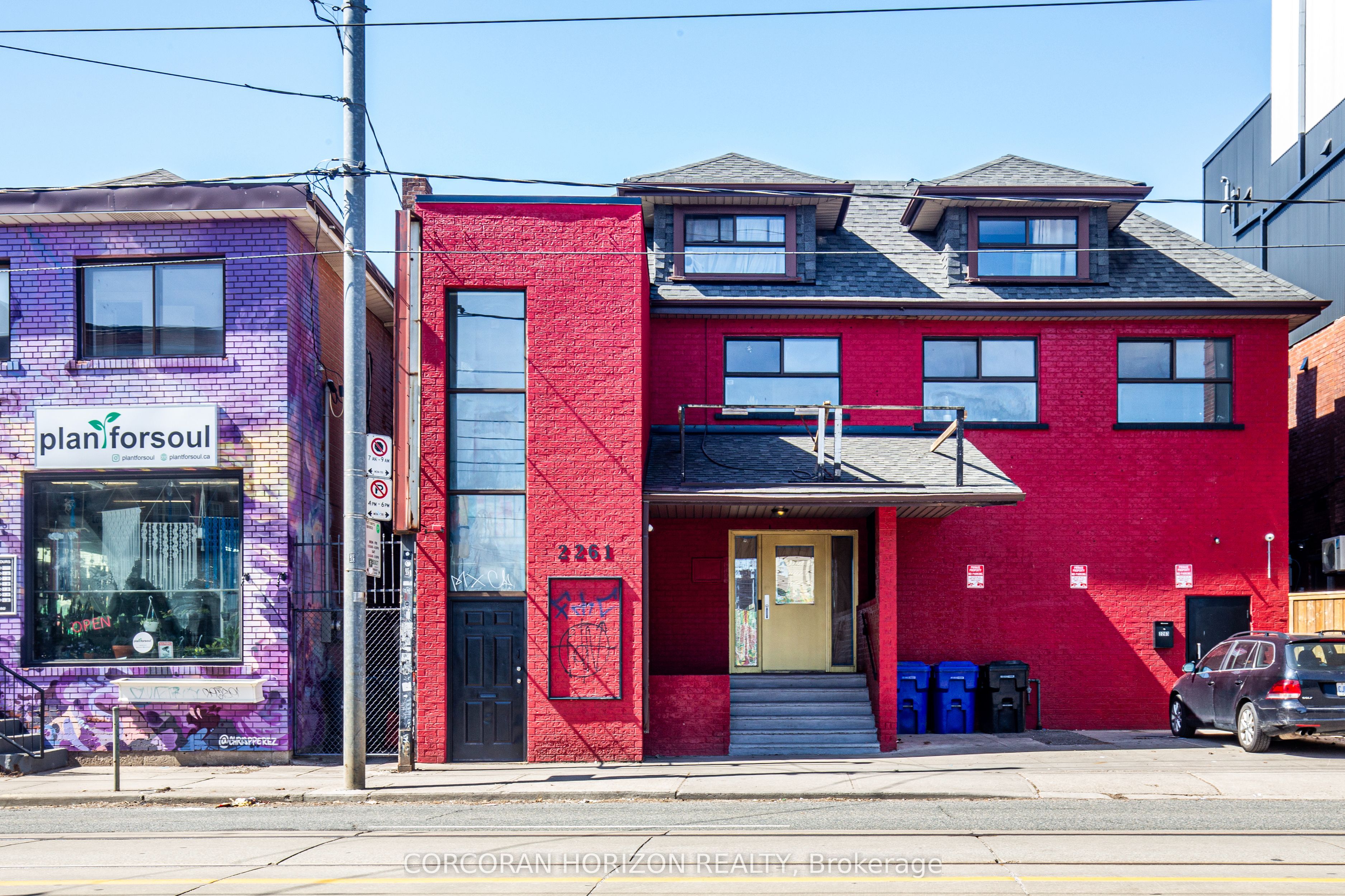 2261 Dundas Street W