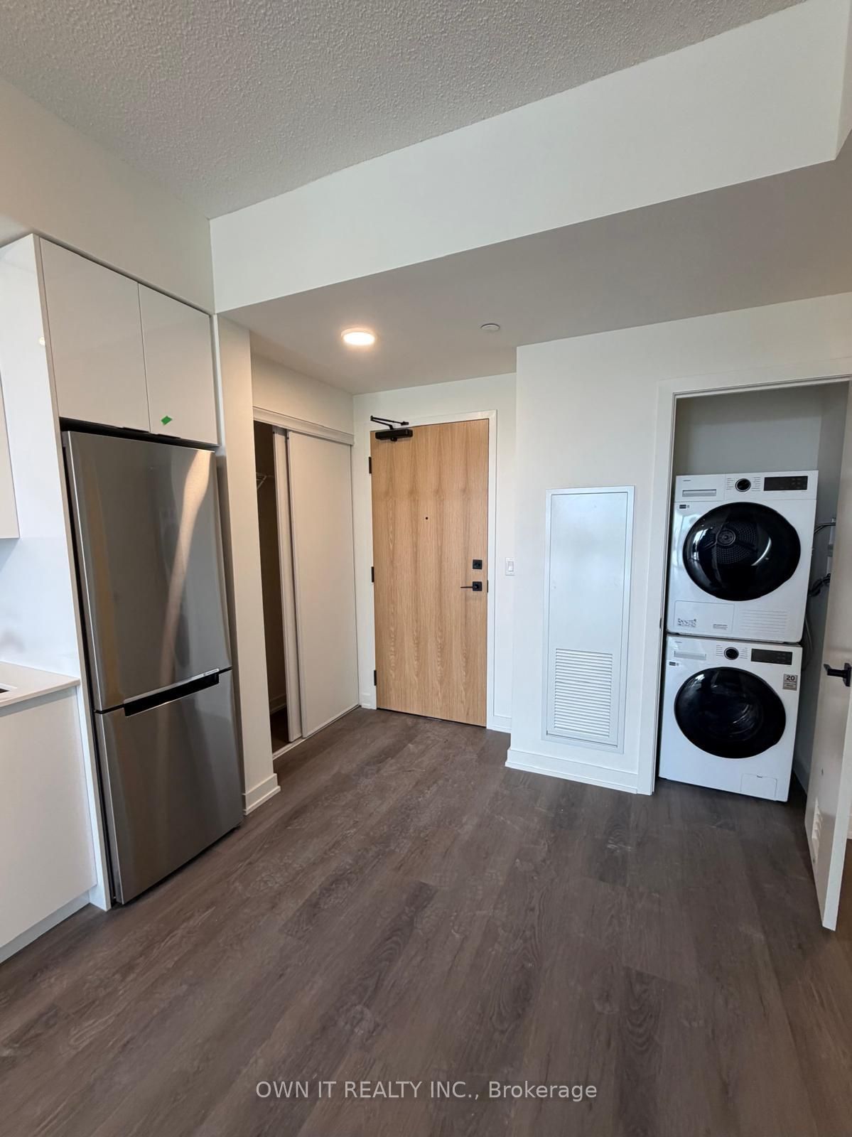 Photo 1 of 11 — 7 Erie Avenue 805, Brantford, ON N3S 2E7