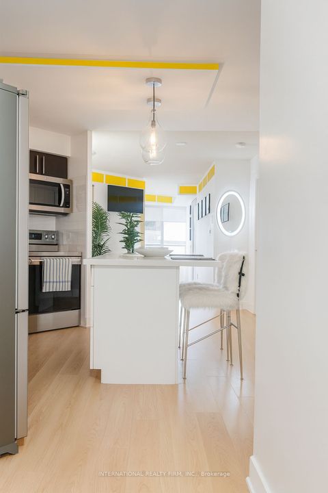 20 Blue Jays Way 814 Toronto ON M5V 3W6