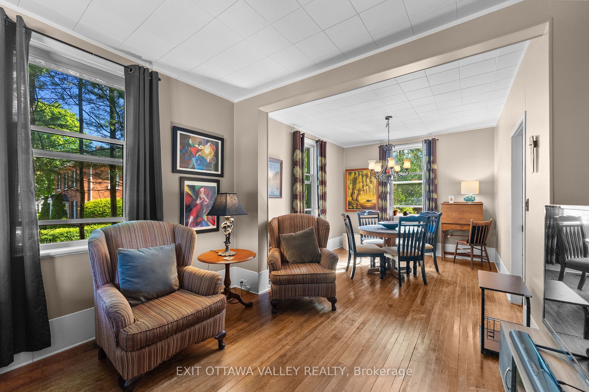Living room/dining room in unit 283