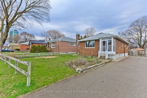 11 Helsby Crescent Toronto ON M8W 4V7