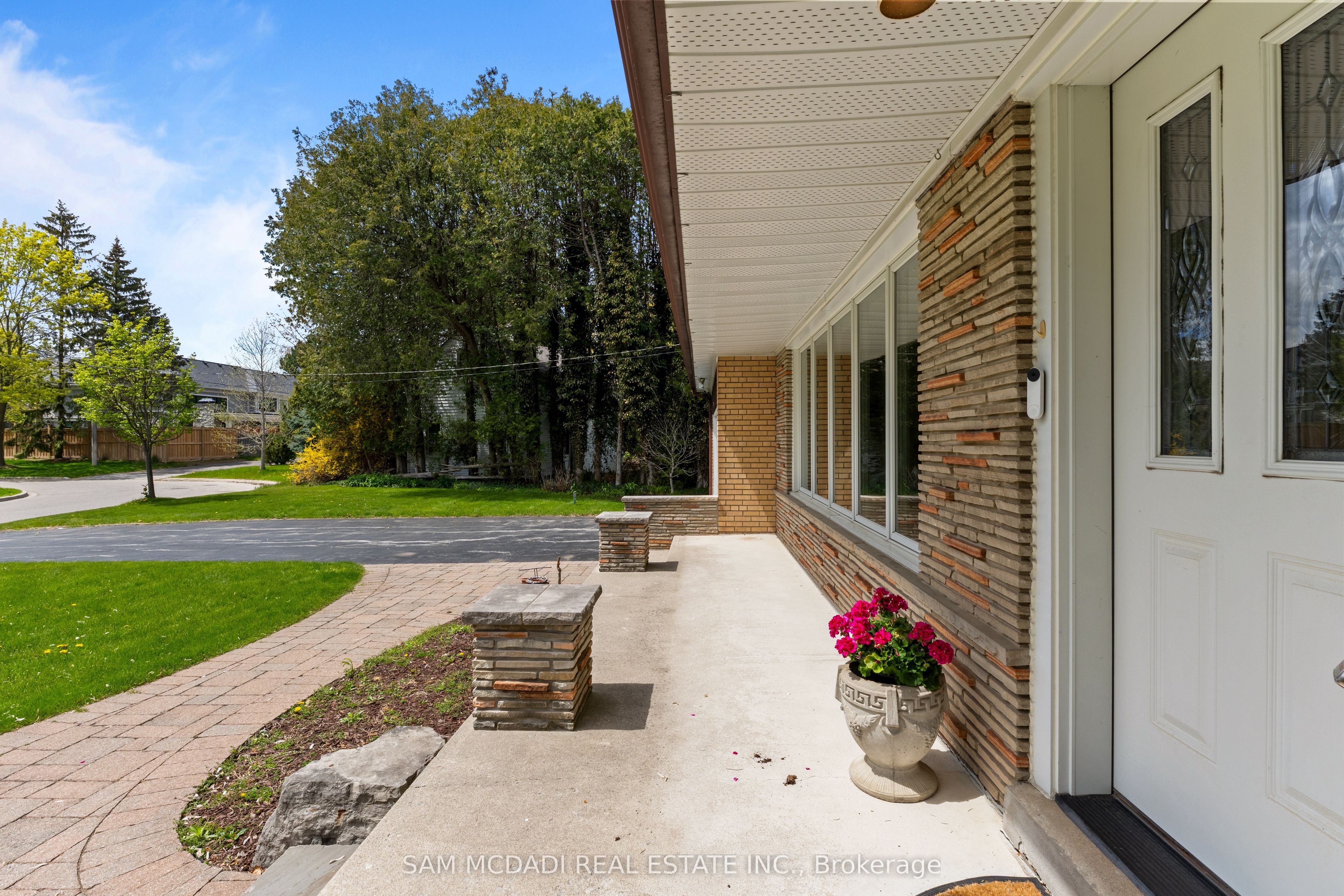 521 Vanessa Crescent