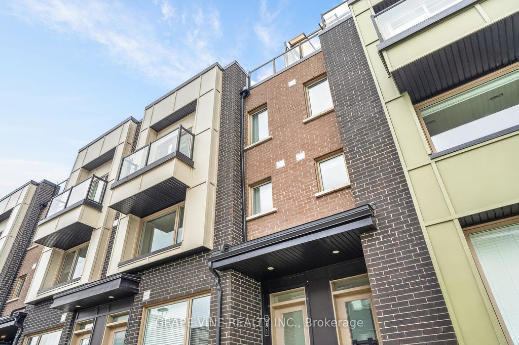 Photo of 581 Takamose Private #216, Manor Park - Cardinal Glen and Area, ON K1K 4Z4 (MLS # X13515666)