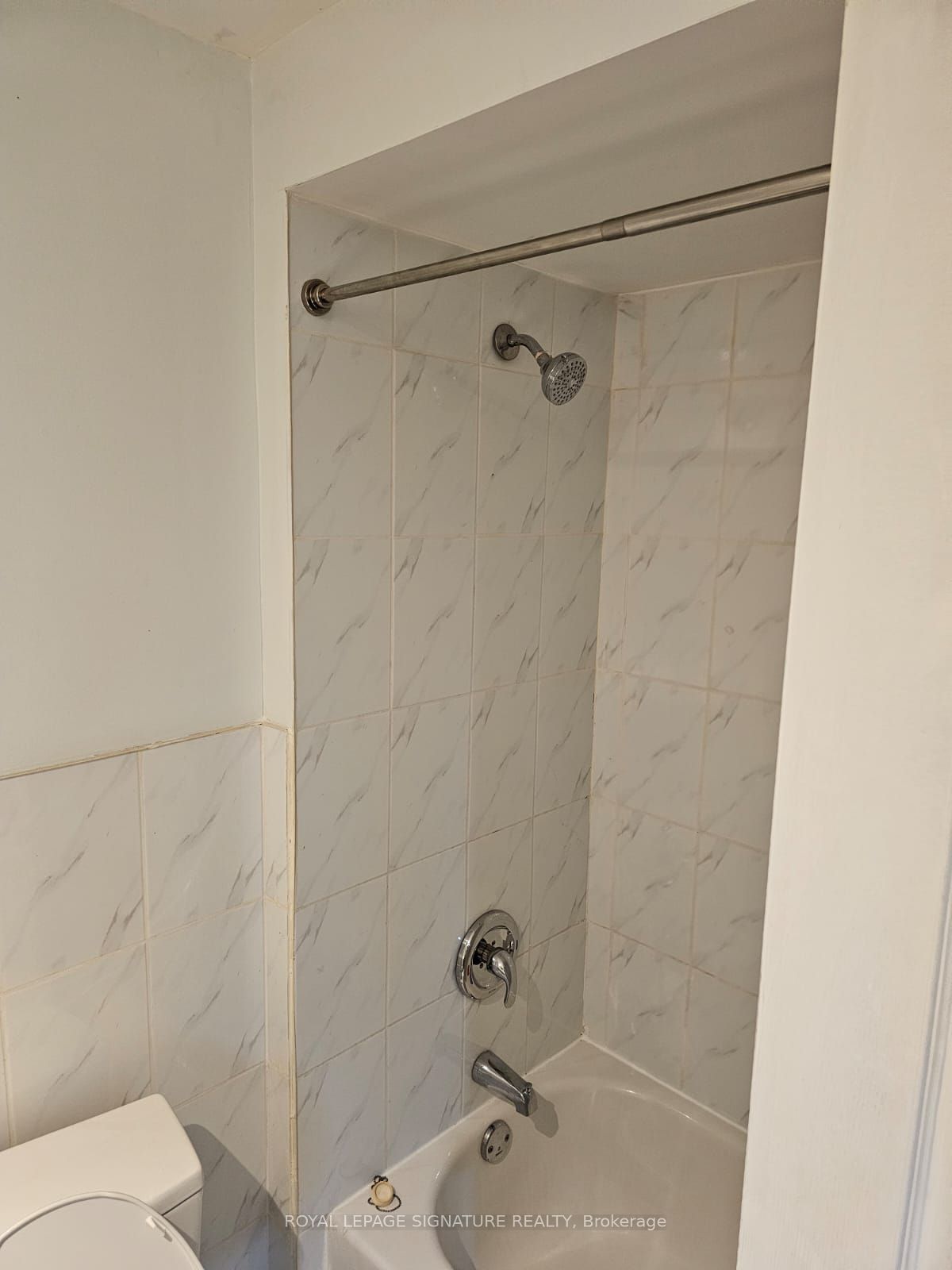 Photo 1 of 9 — 40 Shell Drive Bsmt, Ajax, ON L1T 0M8