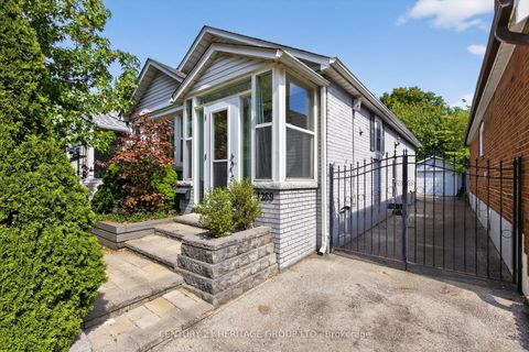 Photo of 1269 Broadview Avenue, Toronto, ON M4K 2T5 (MLS # E12412467)