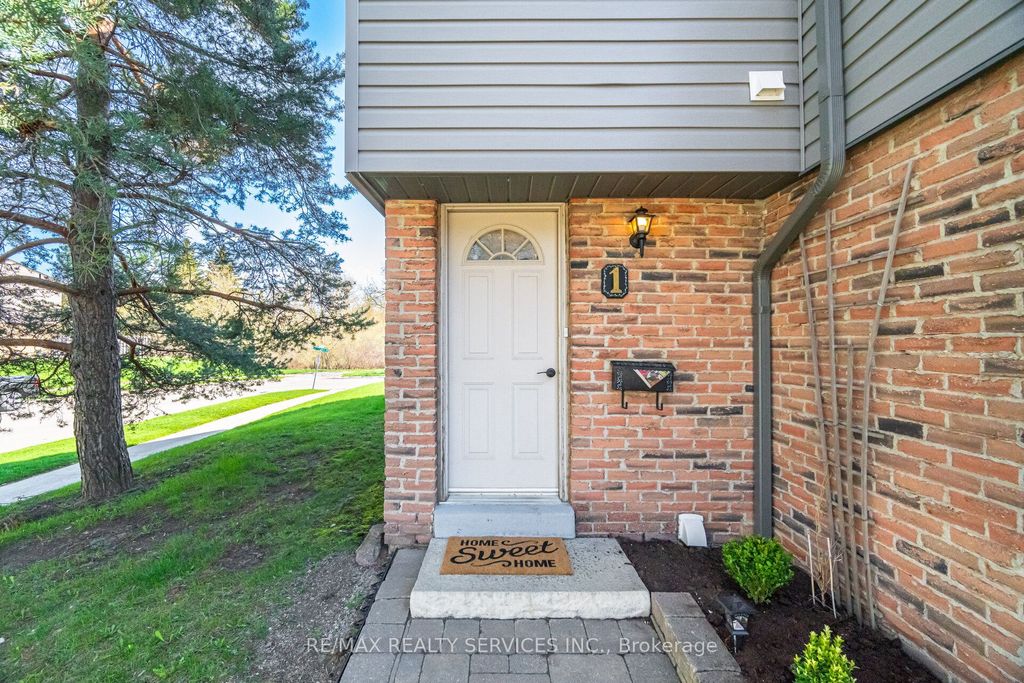 Photo of 1 Tara Park Court #1, Brampton, ON L6V 3E4 (MLS # W13042366)