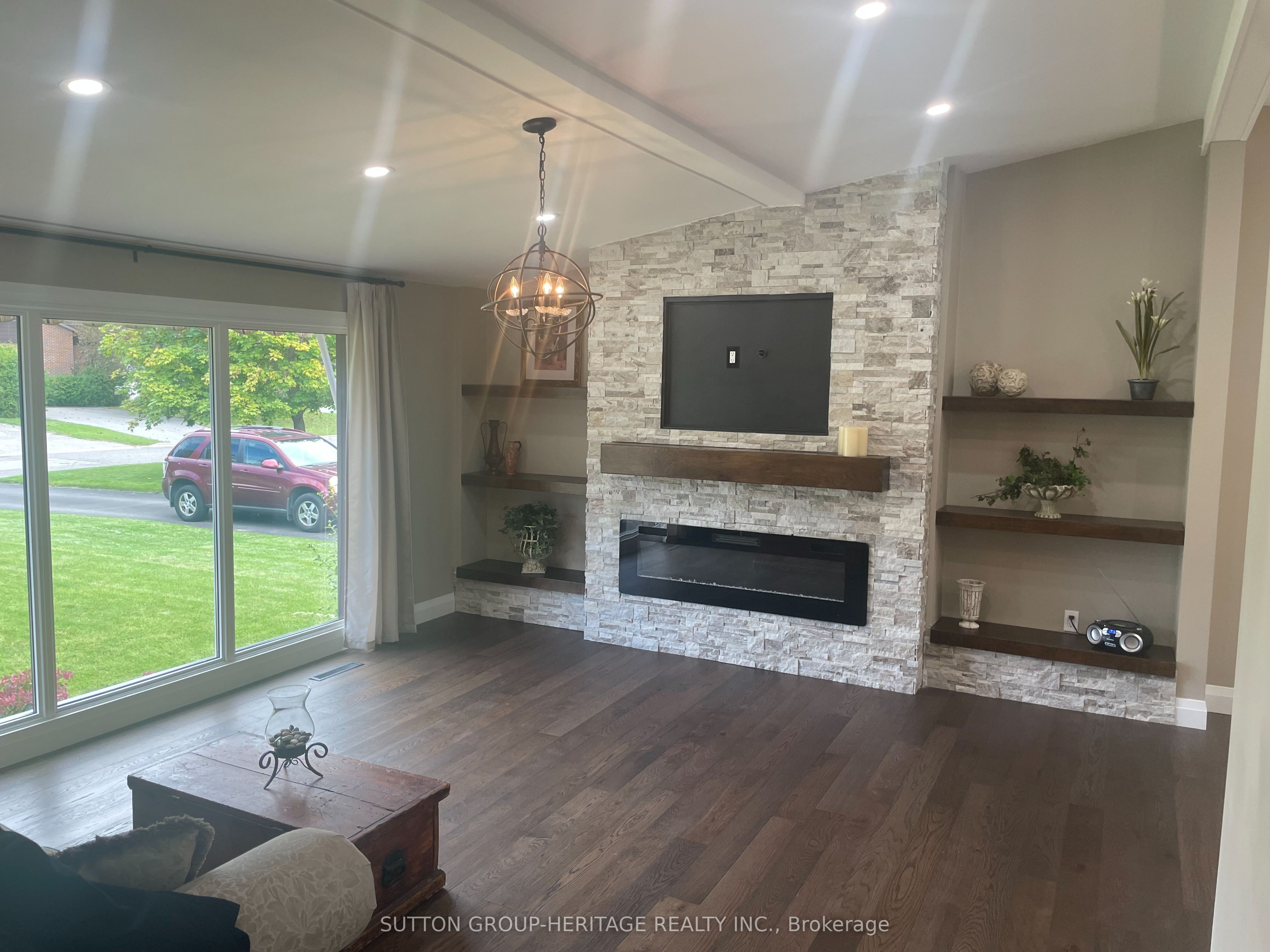 160 LAUREL Court