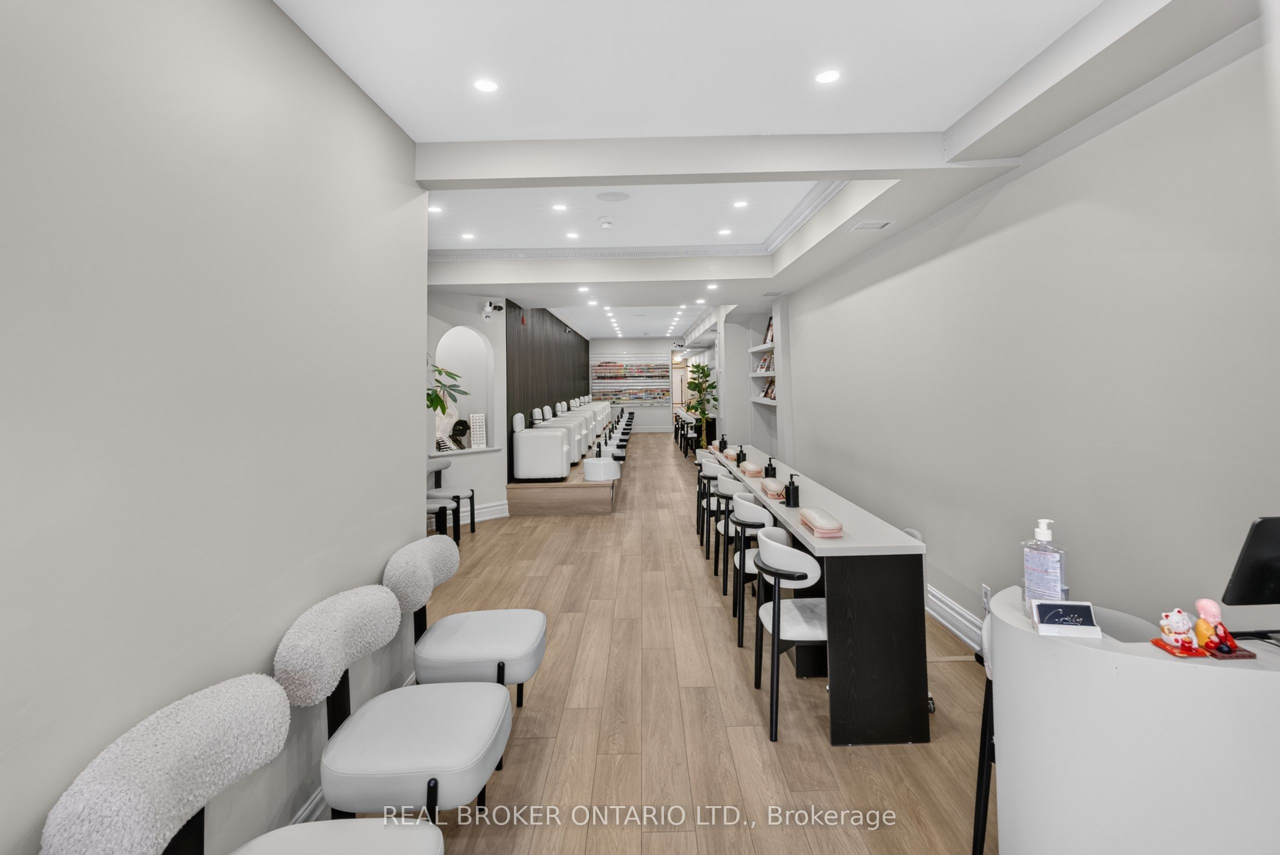 803 Dundas Street W