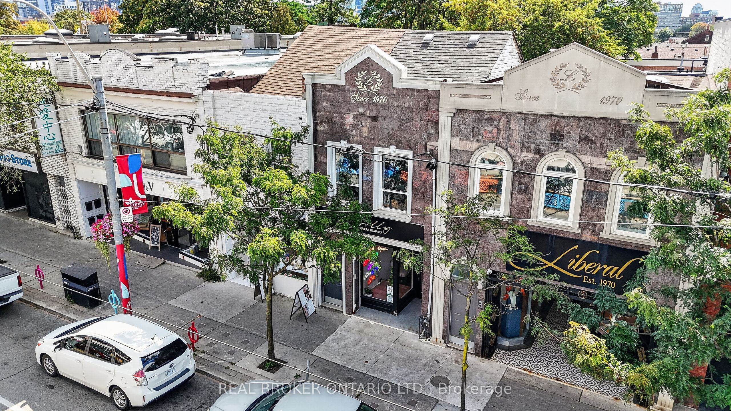 803 Dundas Street W