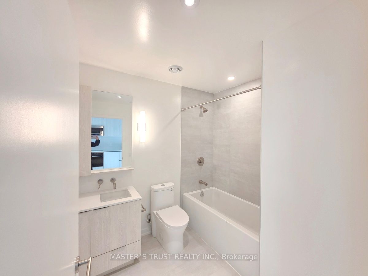 120 Broadway Avenue N LPH07