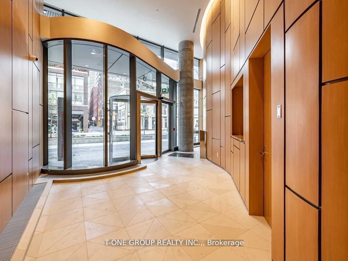 15 Wellesley Street W 318-319