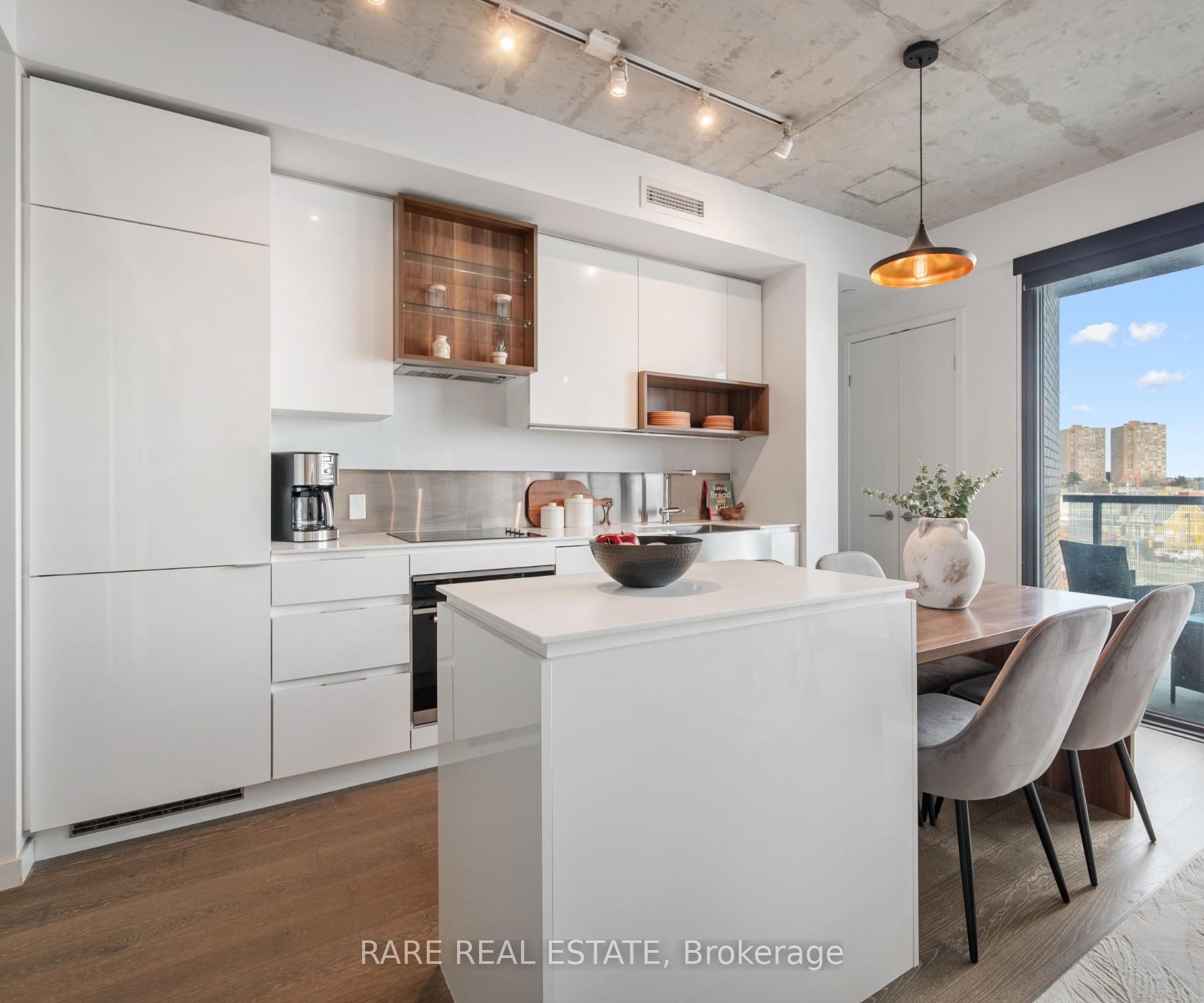 383 Sorauren Avenue 608