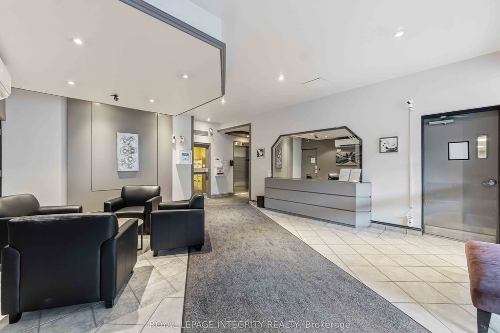 Photo of 158 B MCARTHUR Avenue #1506, Vanier and Kingsview Park, ON K1L 8C9 (MLS # X13038542)