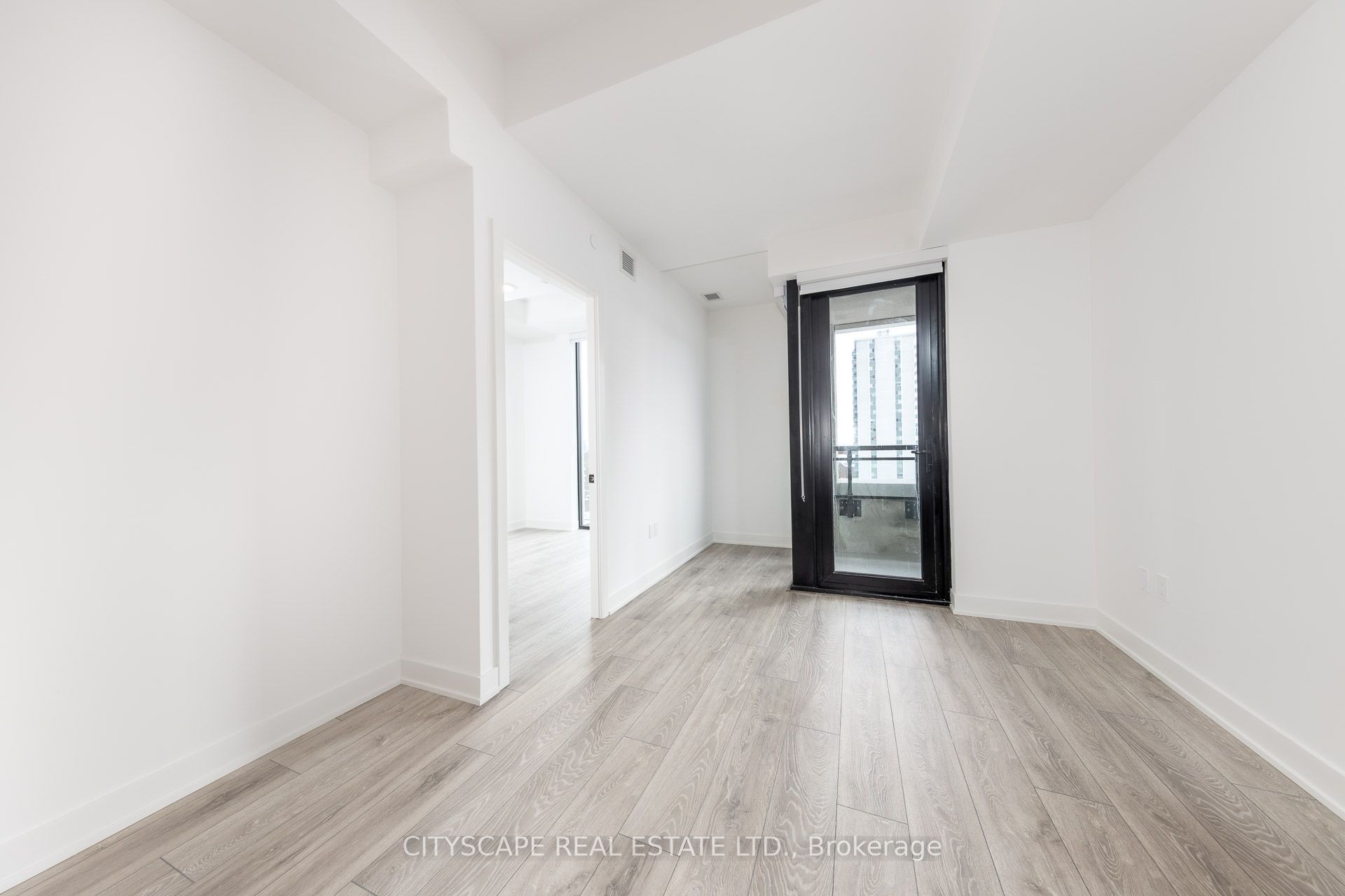 758 Dovercourt Road W 605