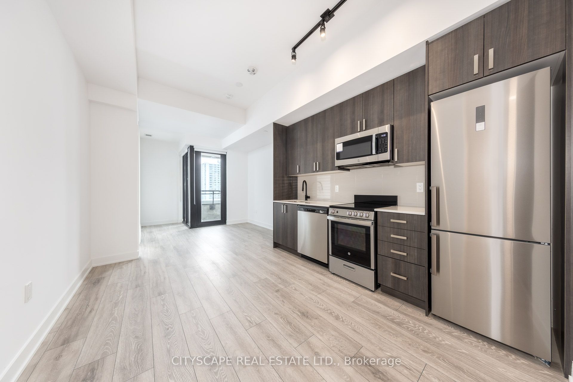 758 Dovercourt Road W 605