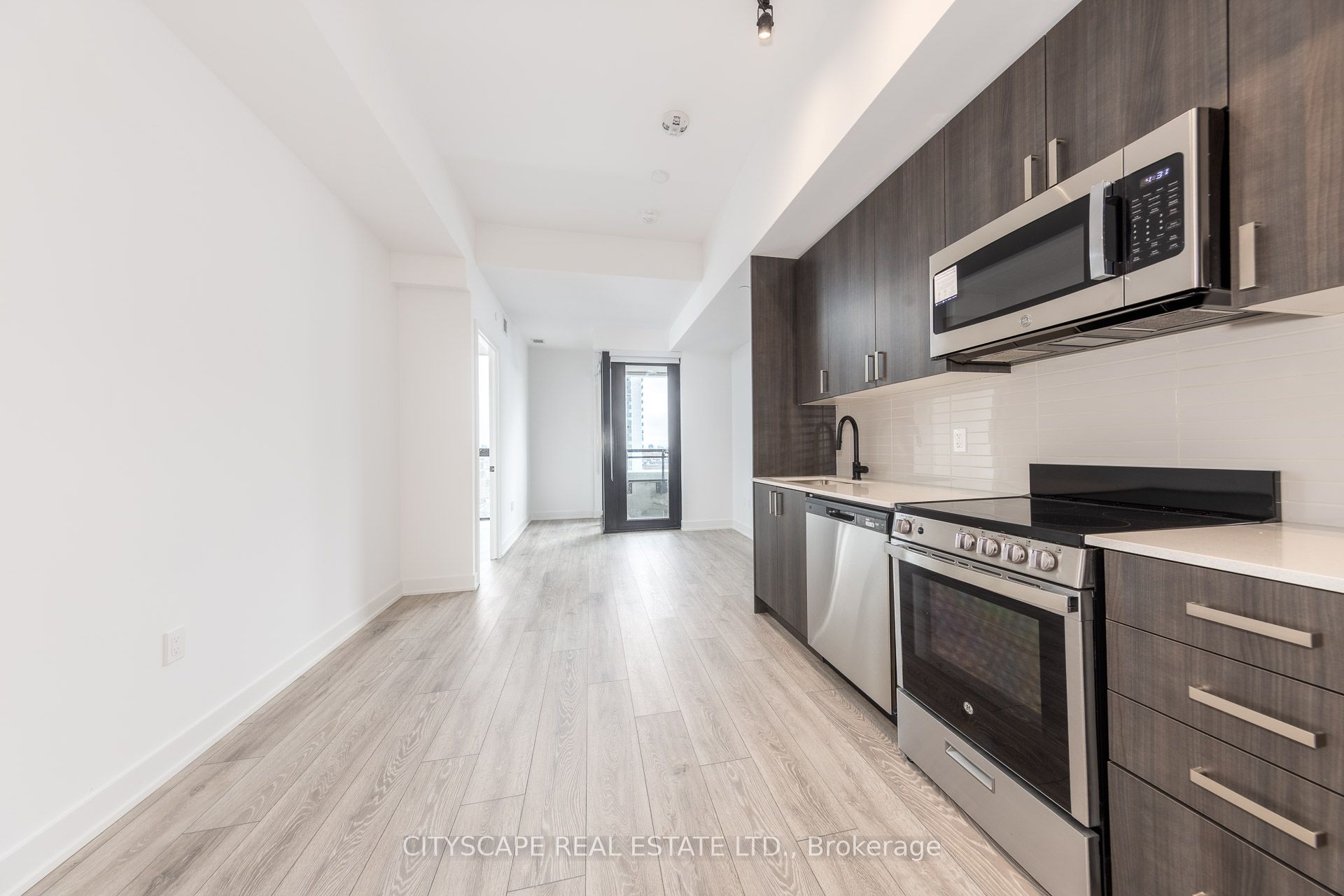 758 Dovercourt Road W 605