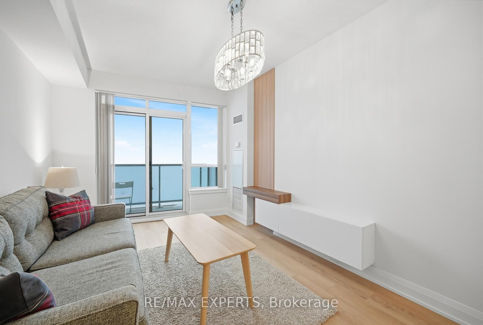 7161 Yonge Street 2433