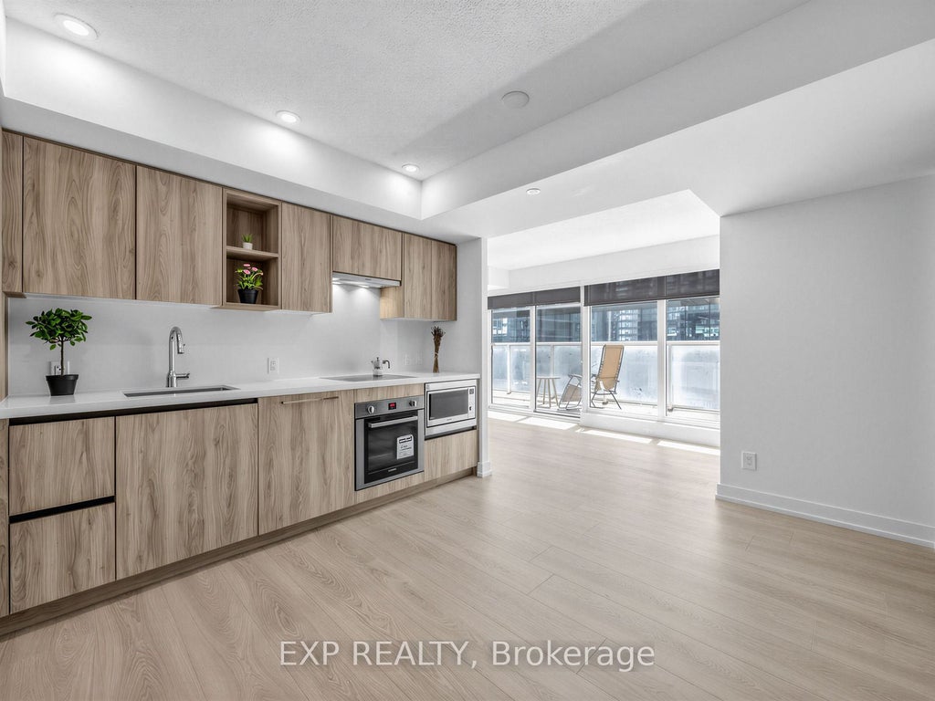 Photo of 19 Bathurst Street #611, Toronto, ON M5V 0N2 (MLS # C13798418)