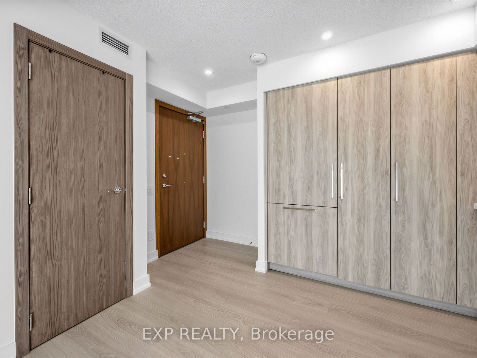 19 Bathurst Street 611
