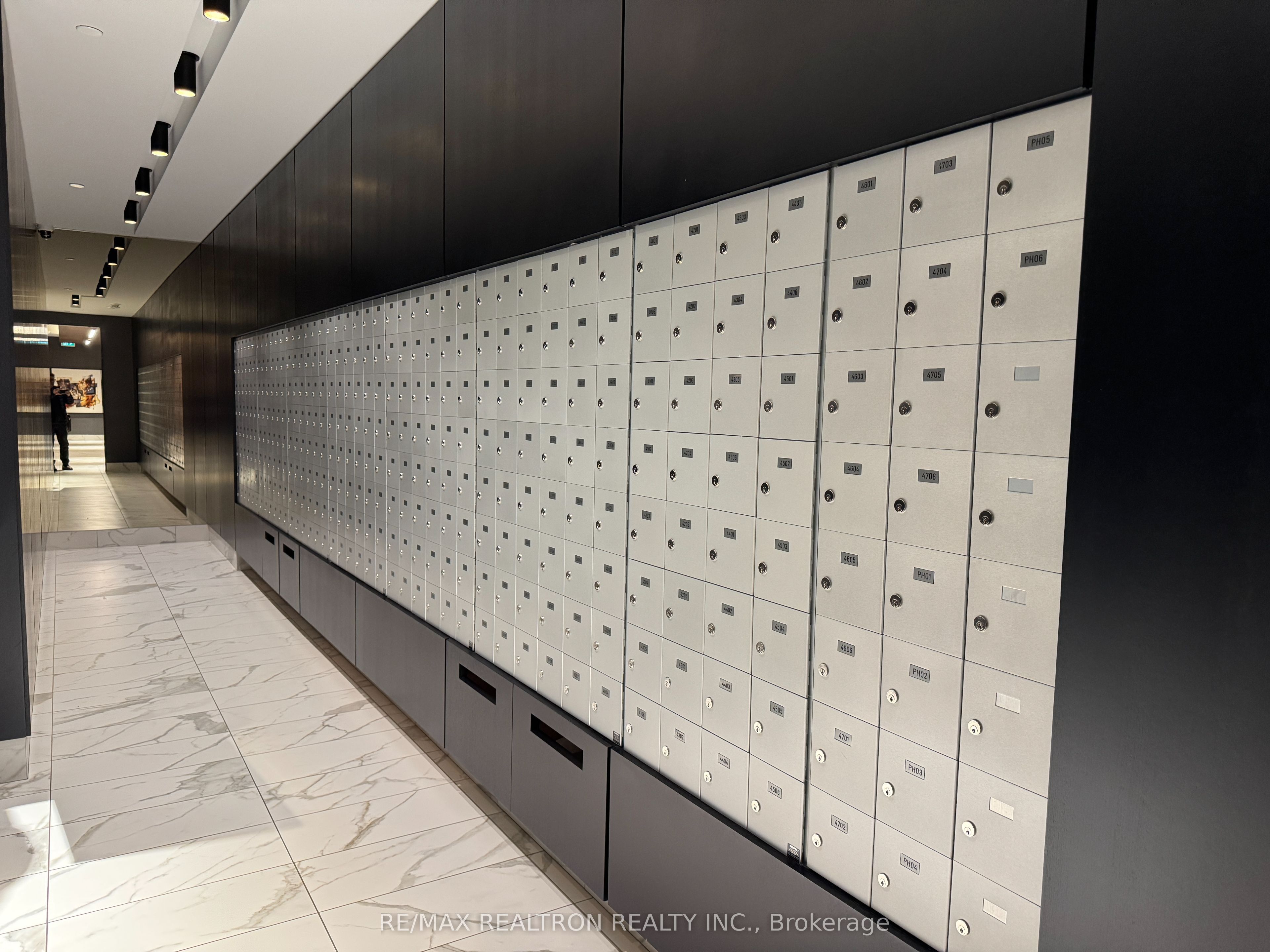 327 King Street W 1303