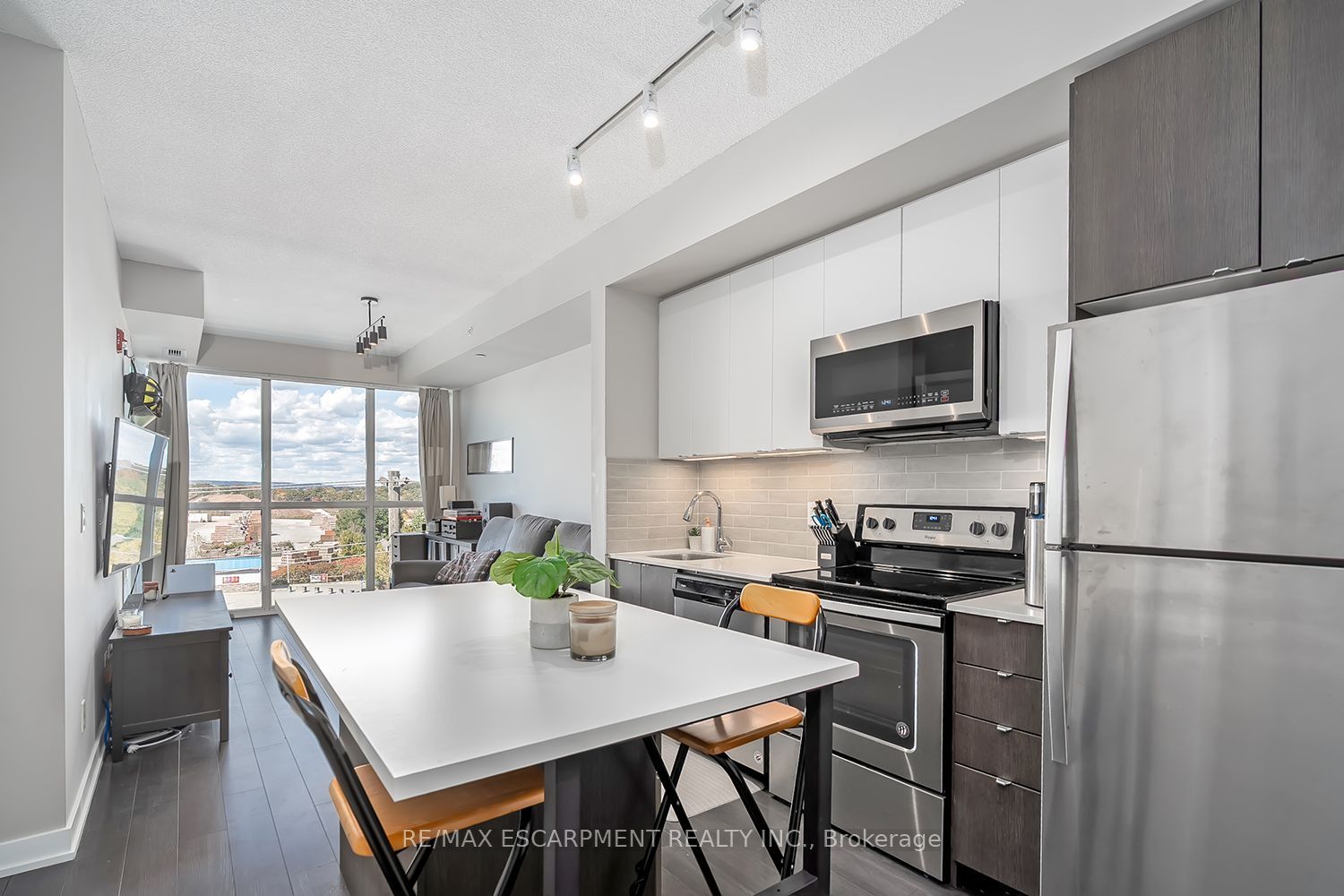 5240 DUNDAS Street 604