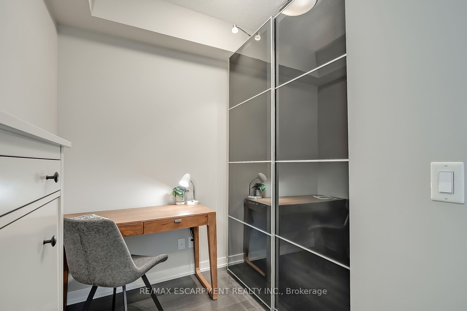 5240 DUNDAS Street 604