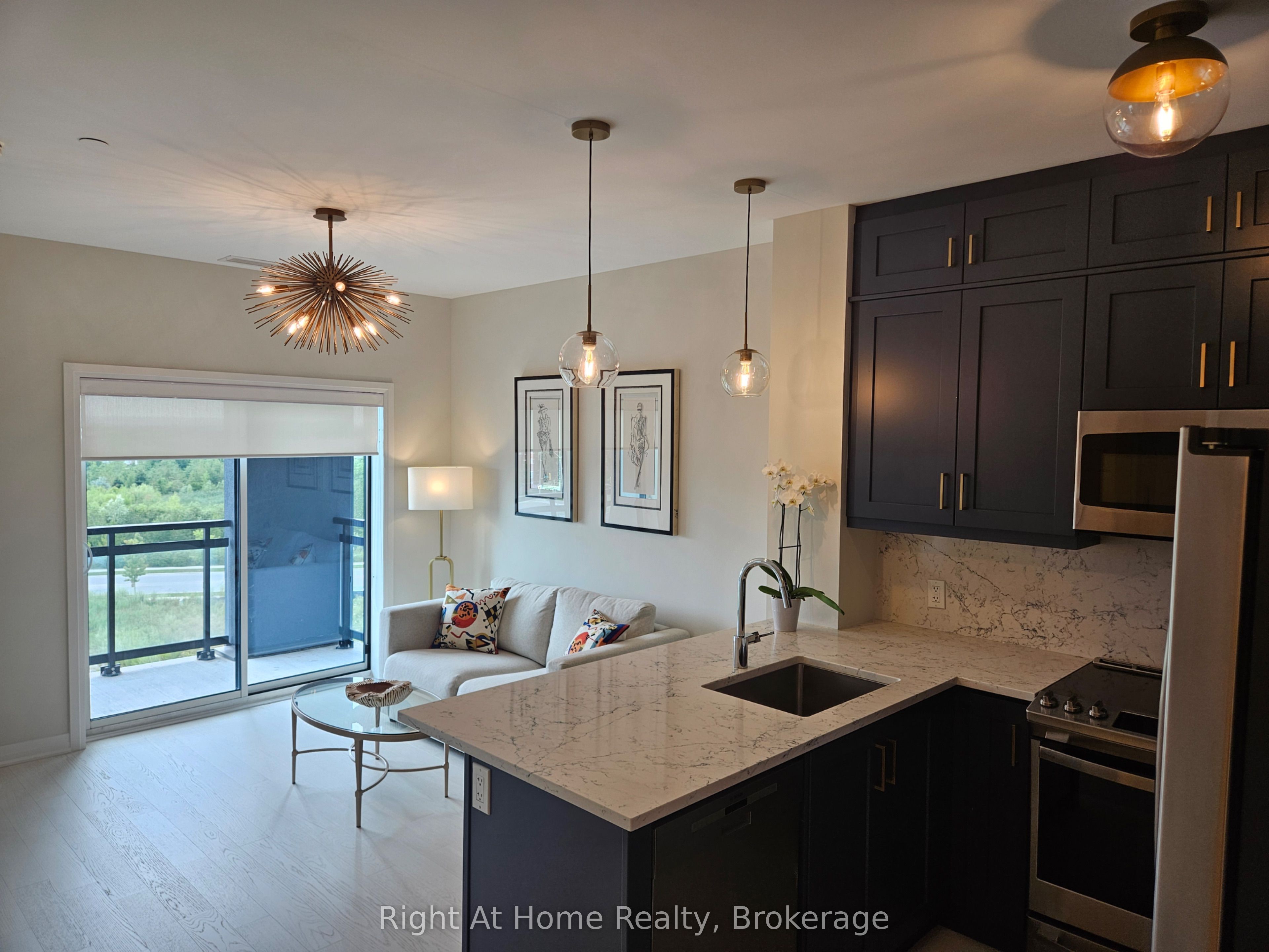 102 GROVEWOOD Common 527