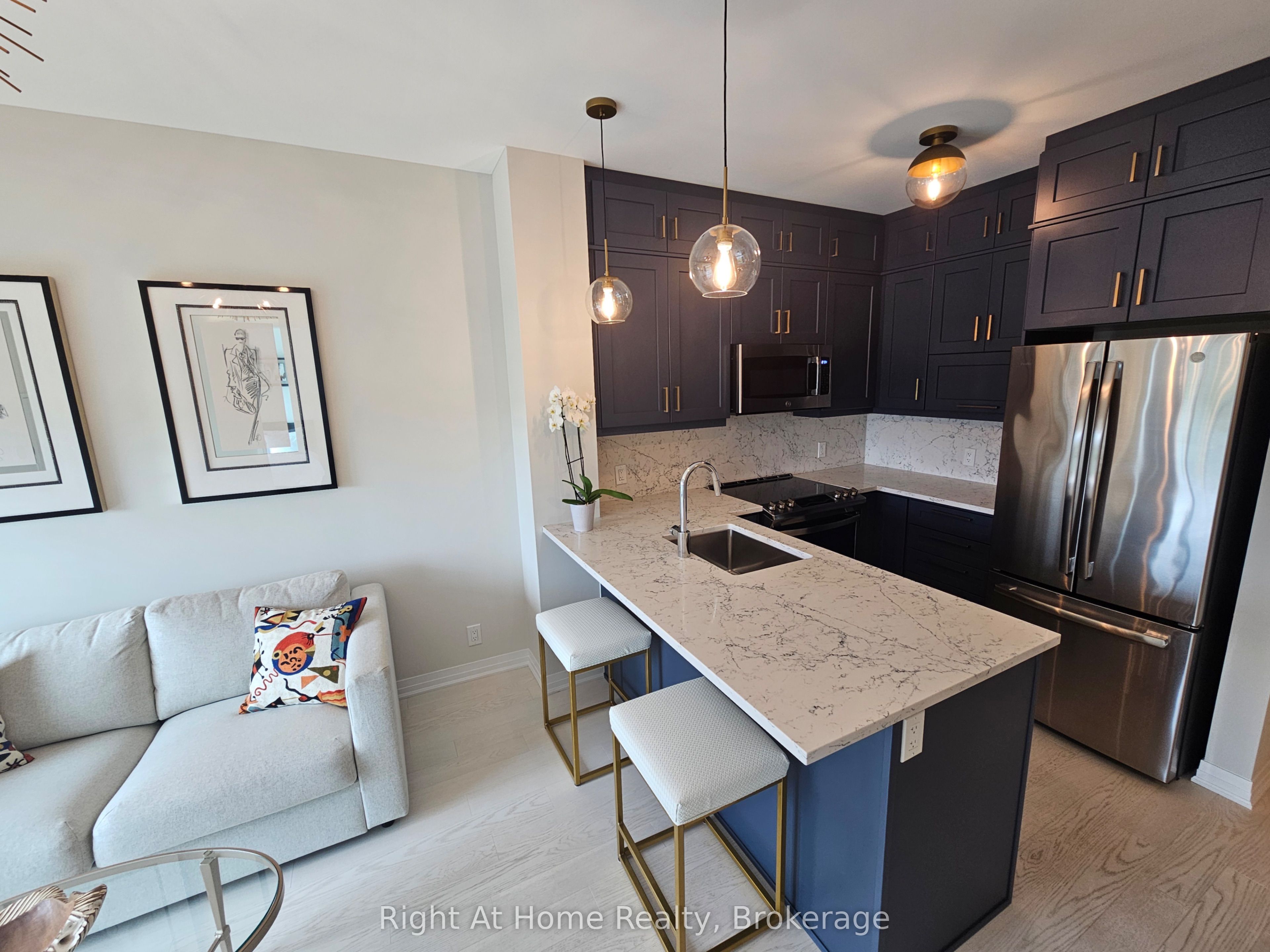 102 GROVEWOOD Common 527