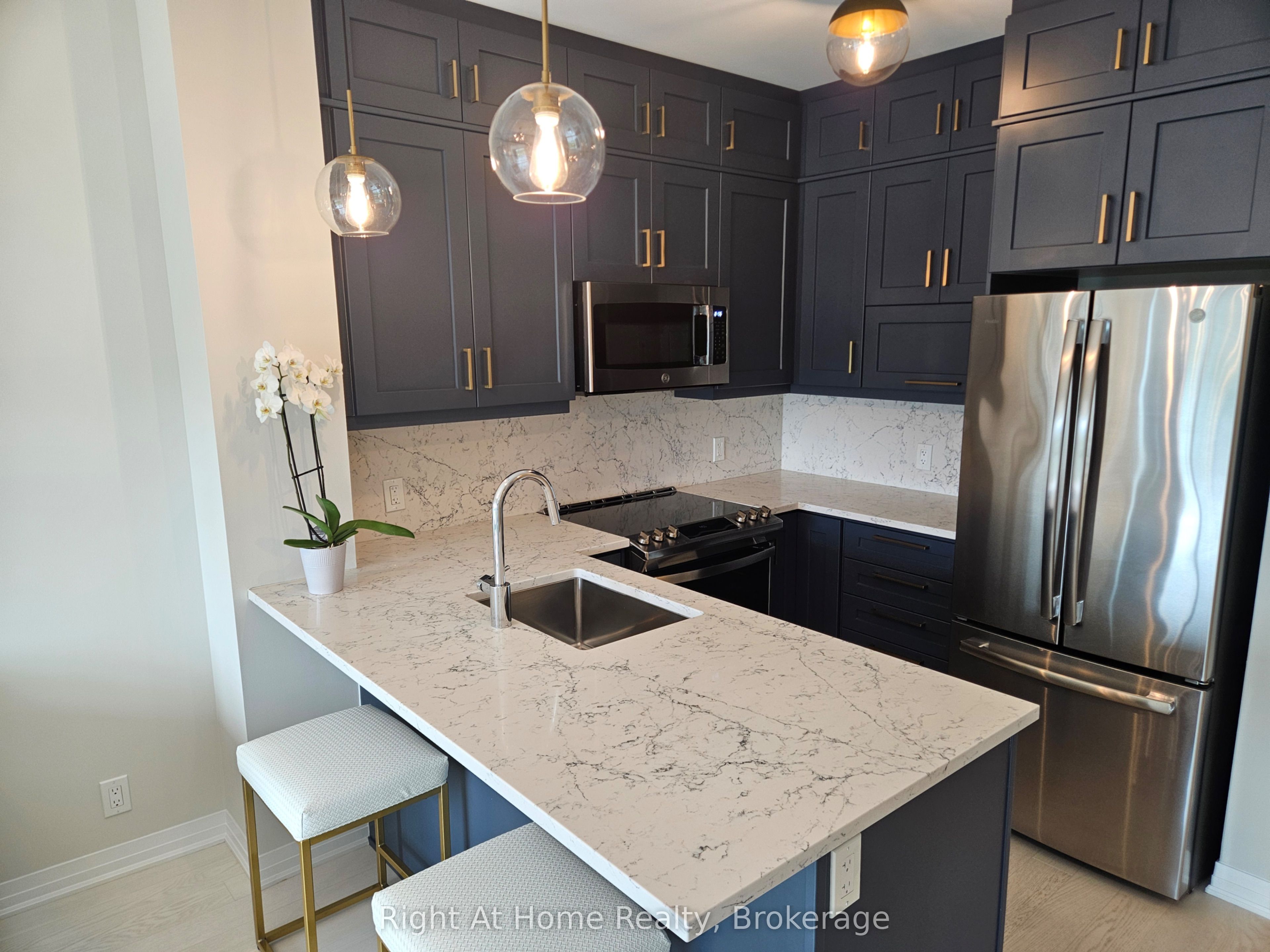 102 GROVEWOOD Common 527