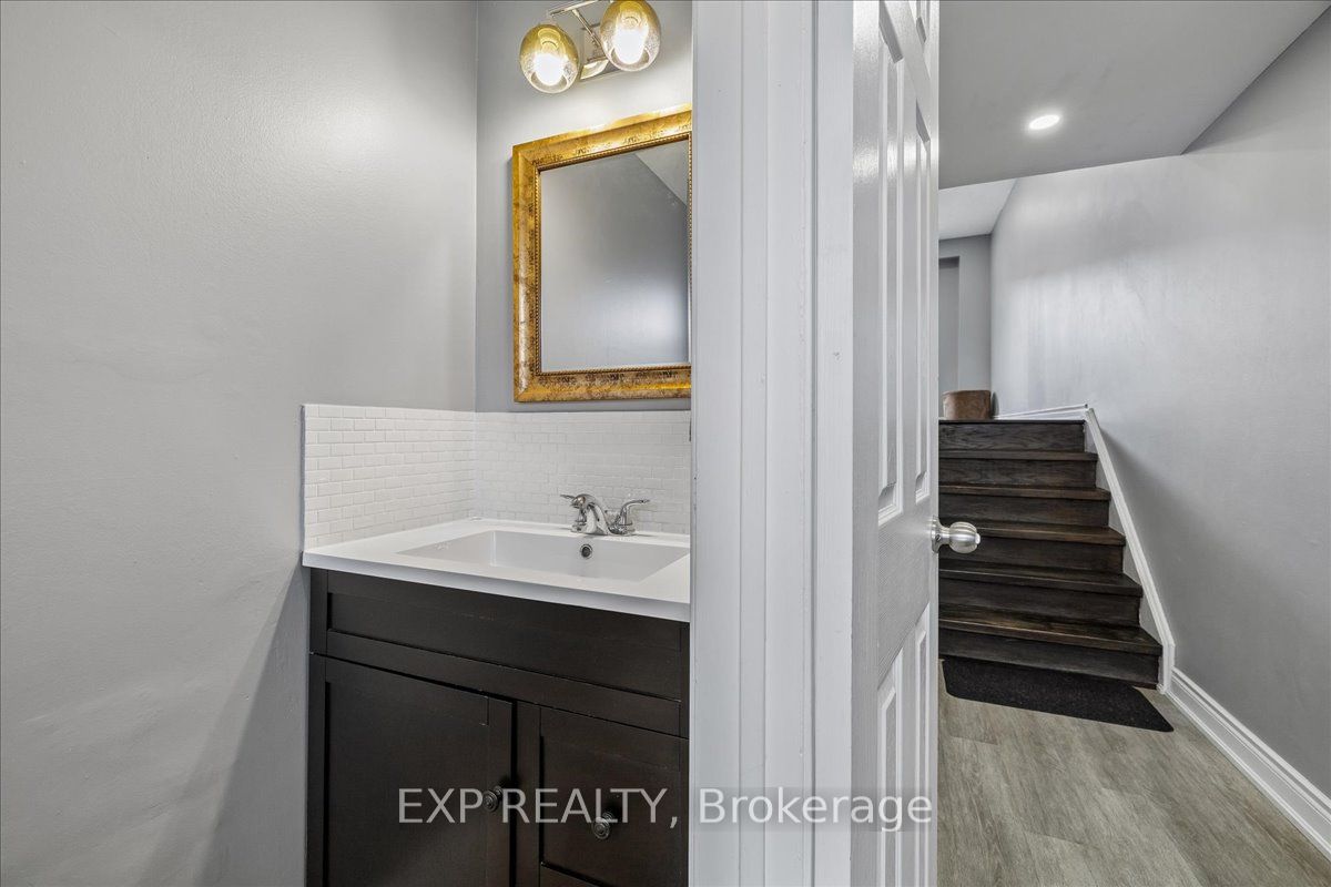 371 Bronte Street S 52