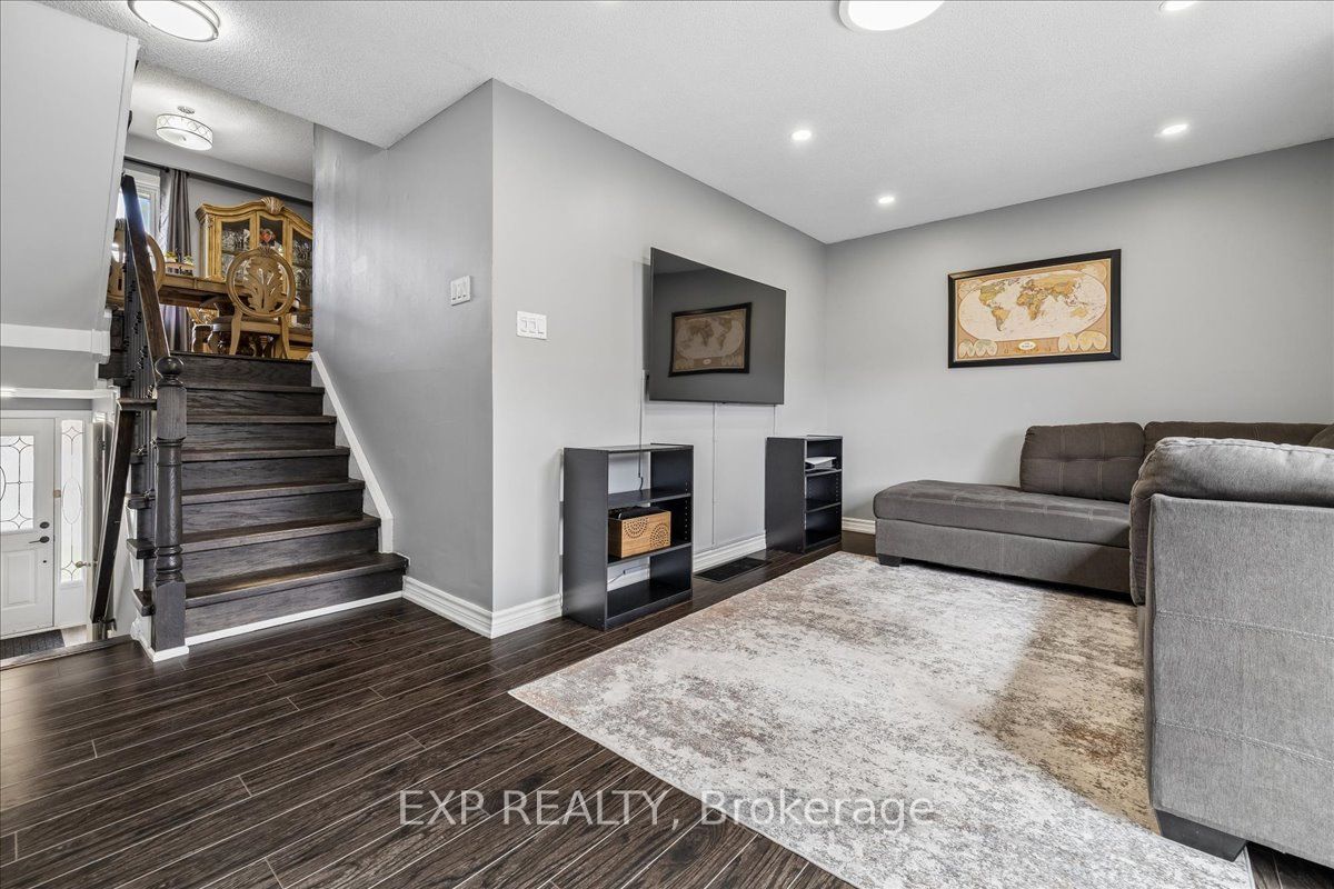 371 Bronte Street S 52