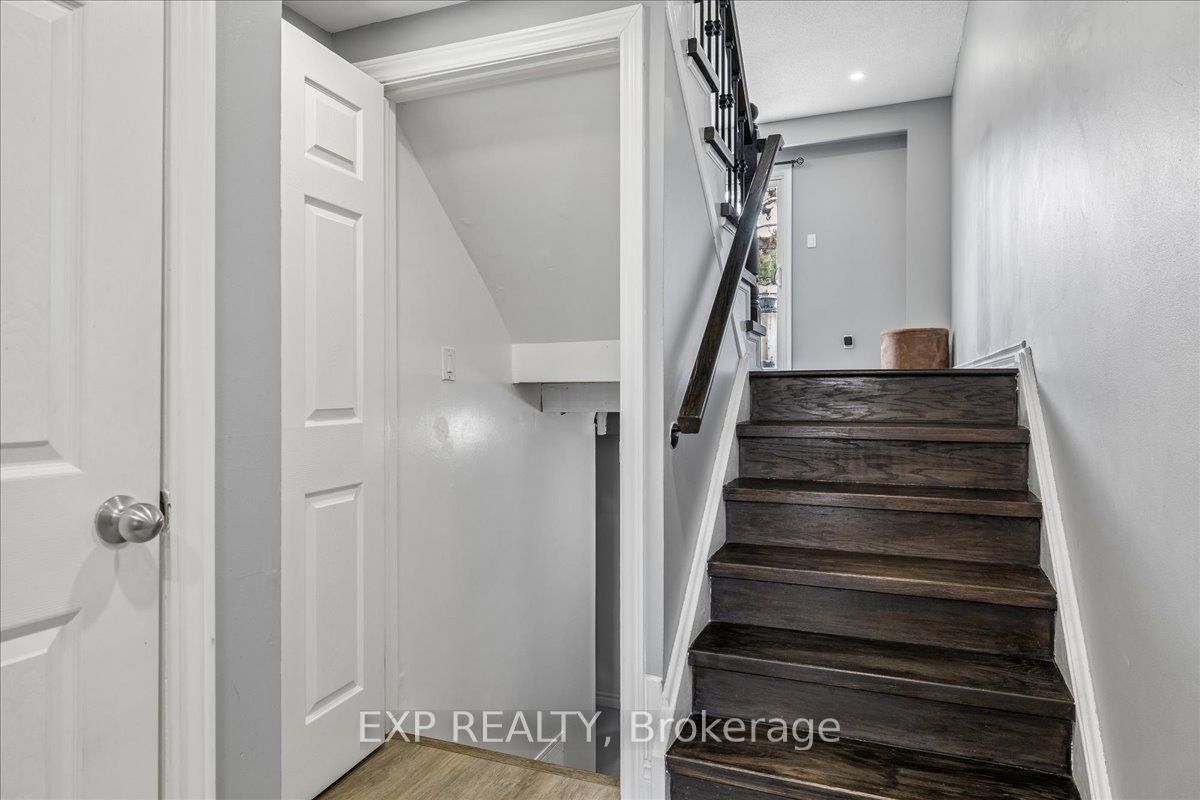 371 Bronte Street S 52